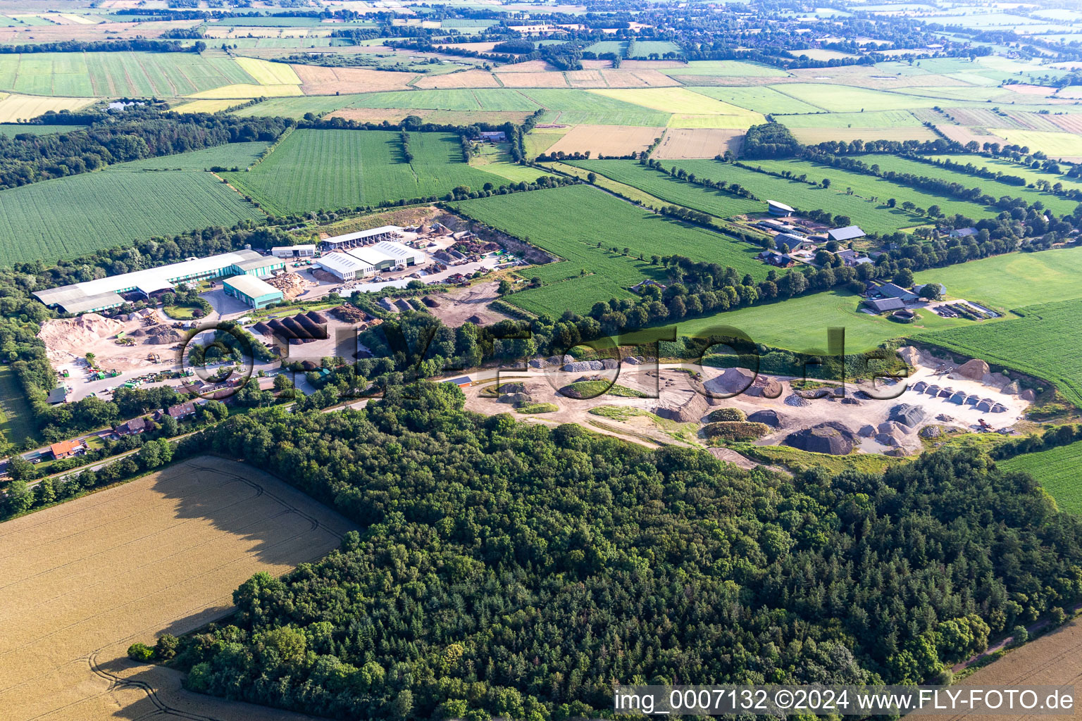 Site waste and recycling sorting of KBA Kompost,-Bauschutt-und Altstoff T&T GmbH and Co. KG in Bargenstedt in the state Schleswig-Holstein, Germany