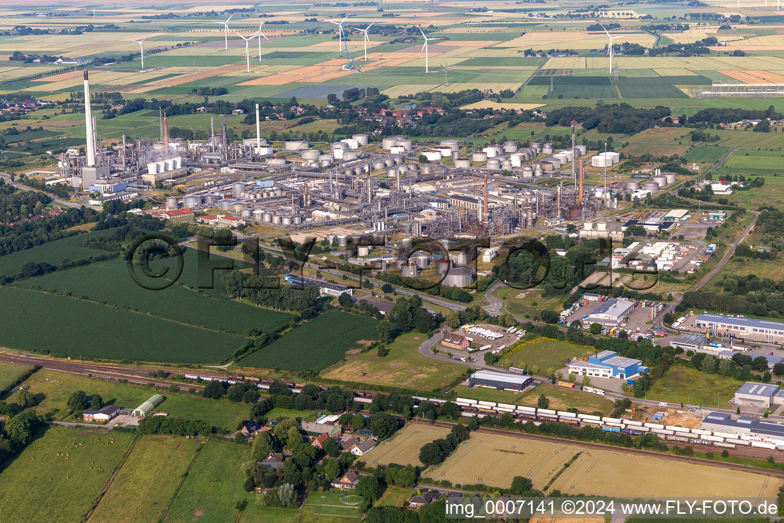 Refinery equipment and management systems on the factory premises of the mineral oil producer Heide Refinery GmbH in Hemmingstedt in Schleswig-Holstein