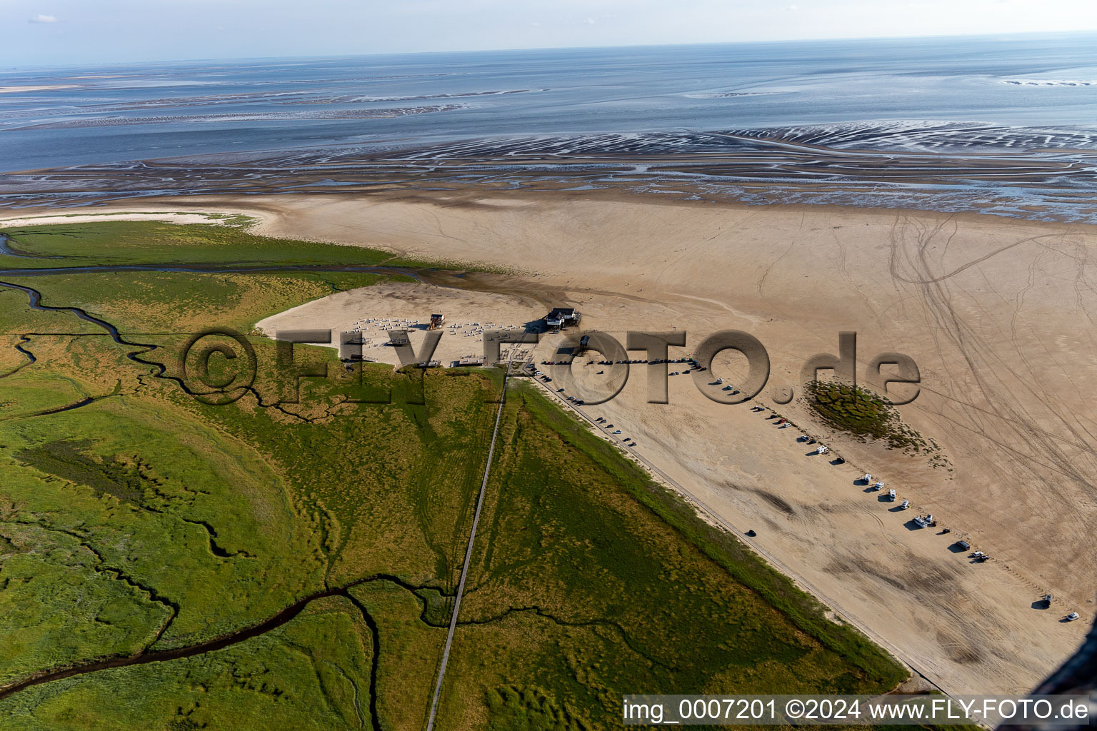 Sandy beach landscape on the North Sea - coast in the district of Sankt Peter-Ording Parking and gastronomy Die Seekiste in Sankt Peter-Ording in Schleswig-Holstein