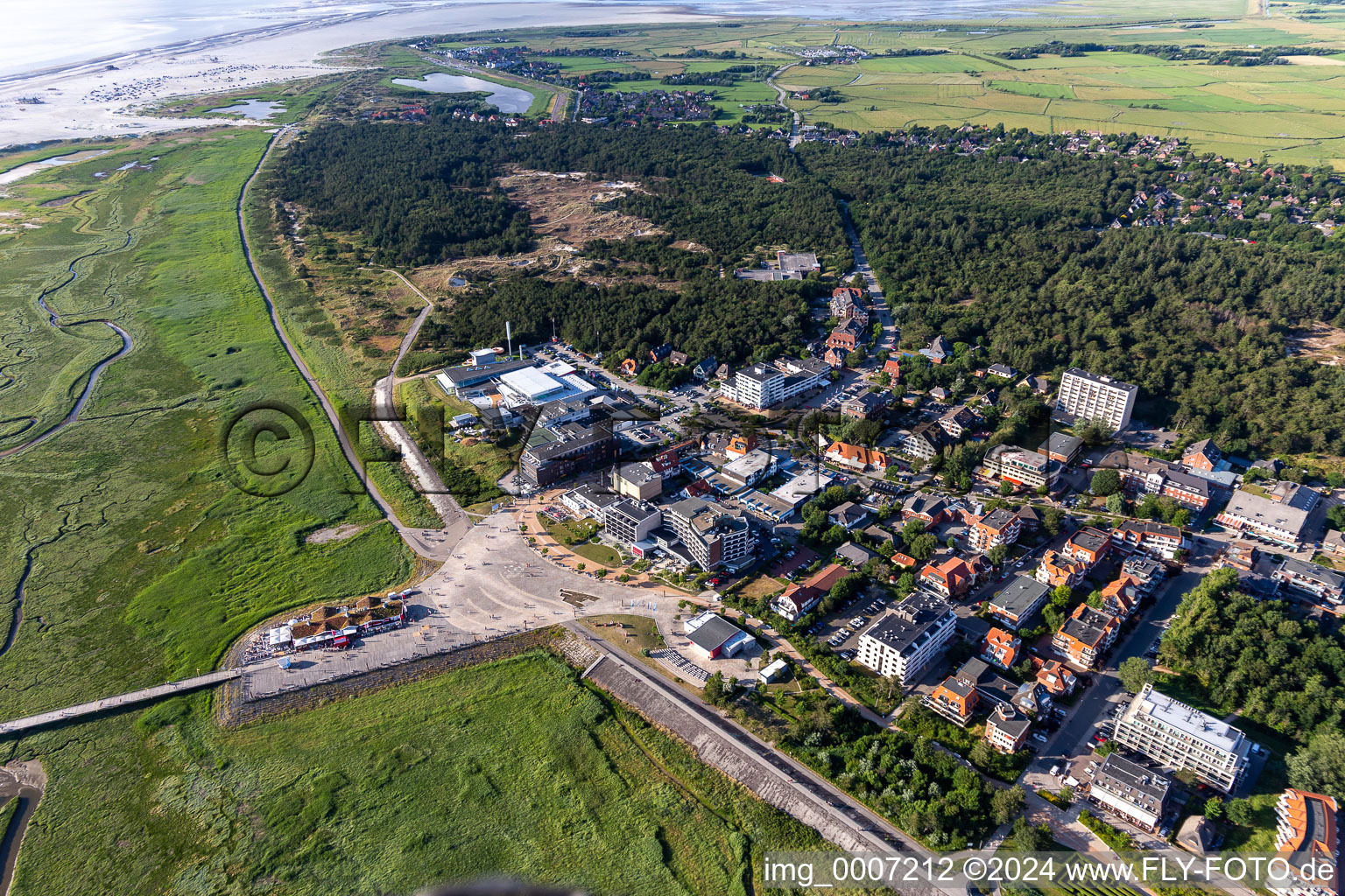 Aerial view of Experience bath with water children's slide, swimming hall and outdoor swimming pool in the district Saint Peter's bath in Saint Peter-Ording in the federal state Schleswig-Holstein