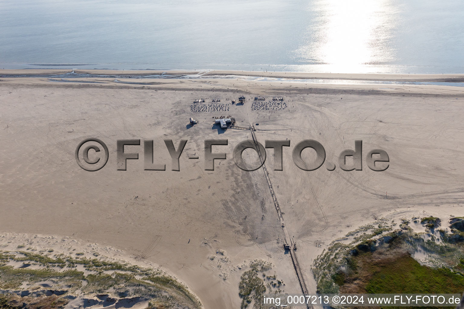 Sandy beach landscape on the North Sea - coast in the district of Sankt Peter-Ording Parking and gastronomy Die Seekiste in Sankt Peter-Ording in Schleswig-Holstein