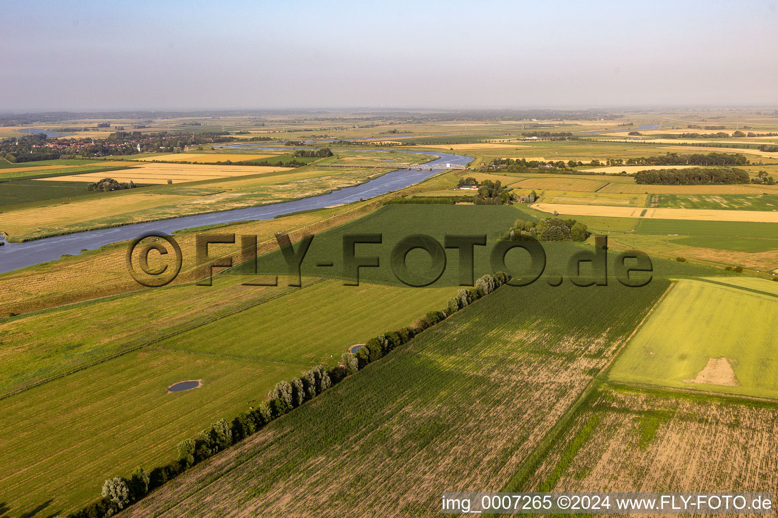 With railway bridge over the Eider in the district Dammsdeich in Koldenbüttel in the state Schleswig Holstein, Germany