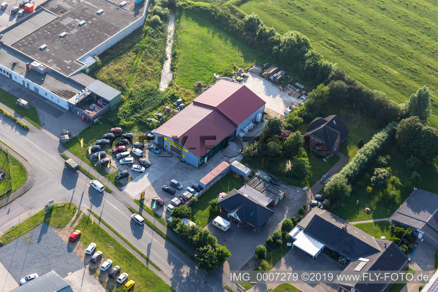 Oblique view of Commercial area Witzworter Straße Car dealership Tramsen in the district Hörn in Friedrichstadt in the state Schleswig Holstein, Germany