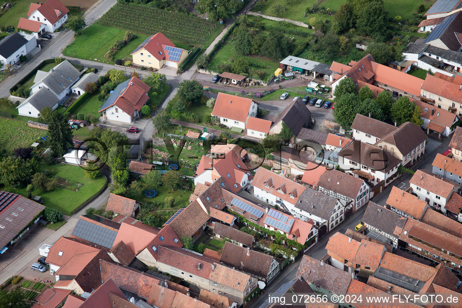 Oblique view of Village view in the district Heuchelheim in Heuchelheim-Klingen in the state Rhineland-Palatinate