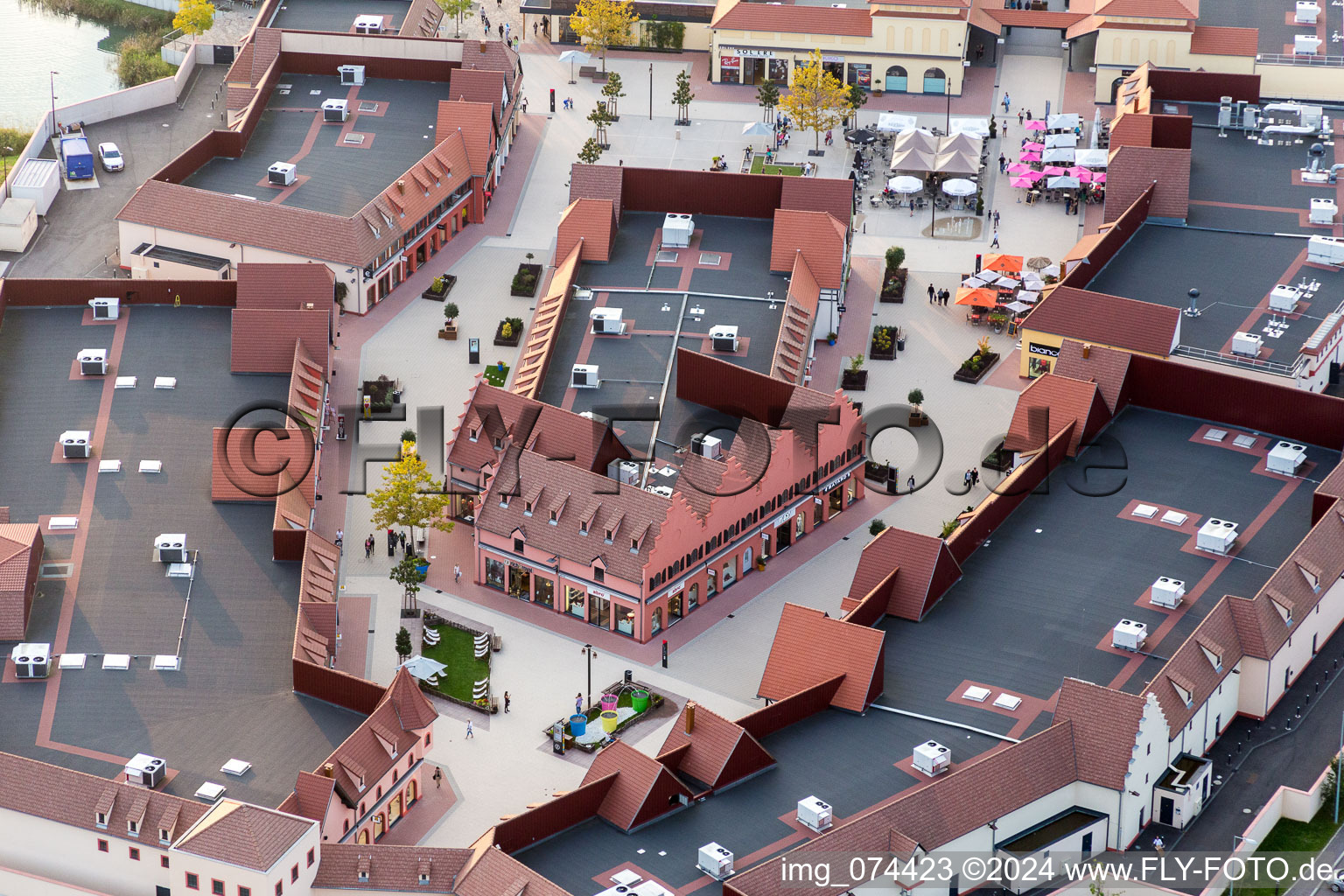 Oblique view of Building of the shopping center Roppenheim The Style Outlets in Roppenheim in Grand Est, France