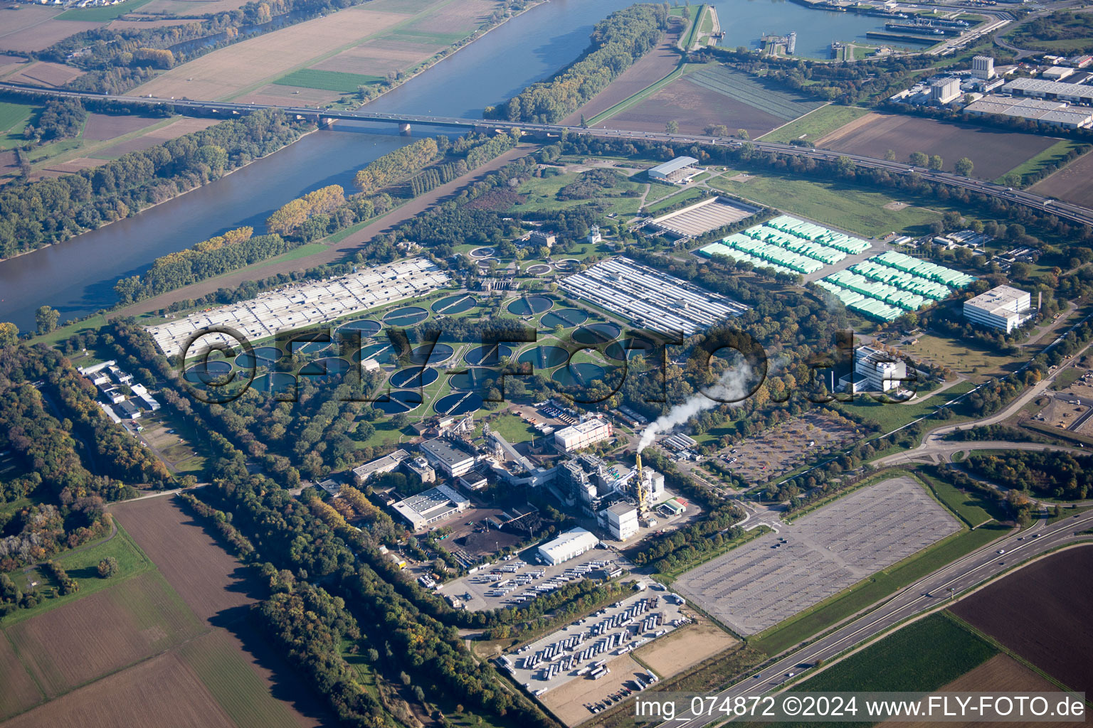 Sewage works Basin and purification steps for waste water treatment of BASF Klaeranlage in Frankenthal (Pfalz) in the state Rhineland-Palatinate, Germany