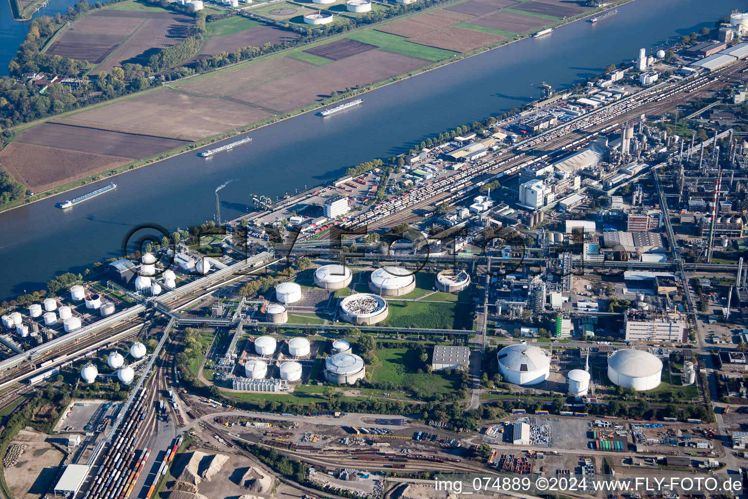 From the north in the district BASF in Ludwigshafen am Rhein in the state Rhineland-Palatinate, Germany seen from above