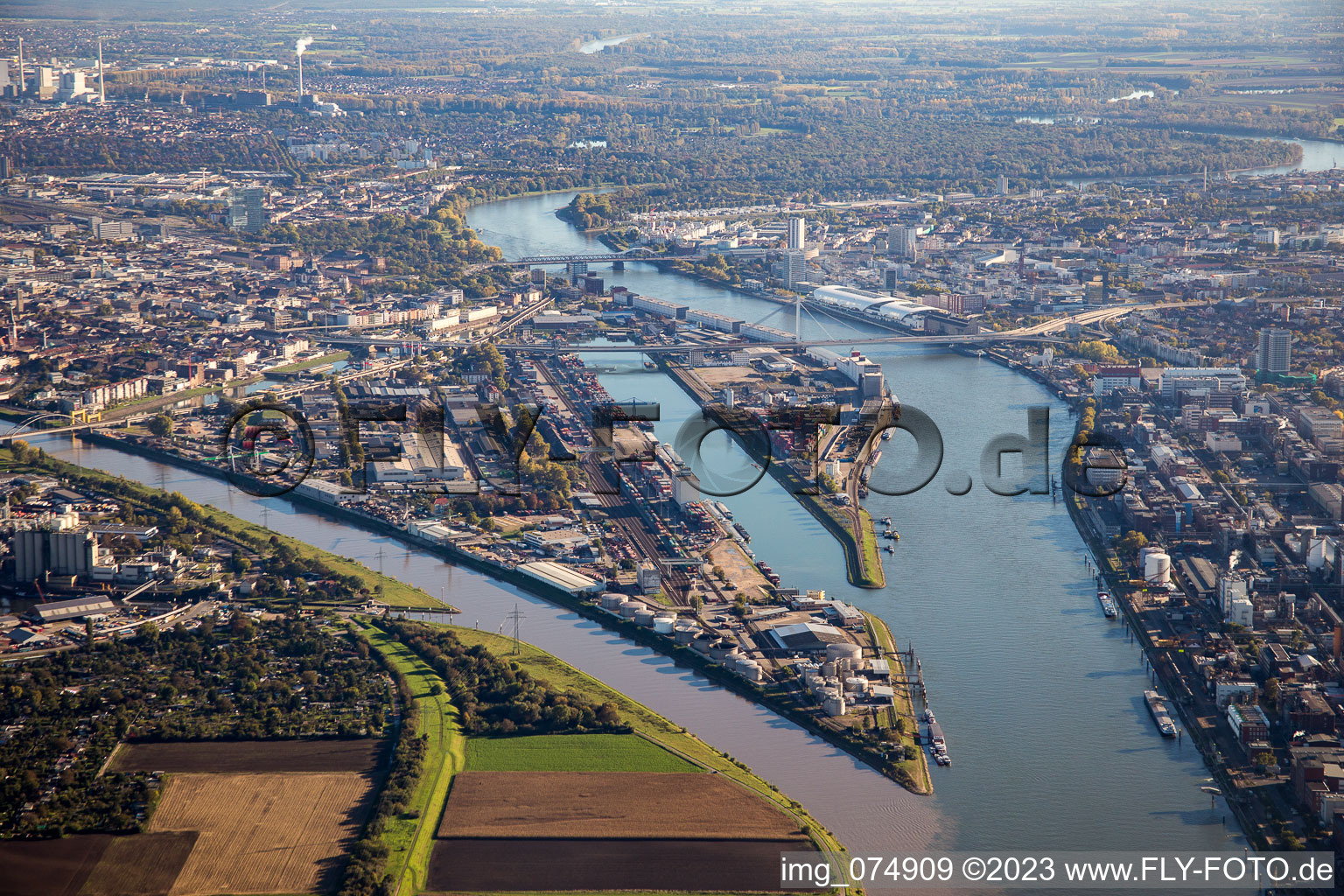 Aerial photograpy of Mühlau harbor and the mouth of the Neckar in the district Innenstadt in Mannheim in the state Baden-Wuerttemberg, Germany
