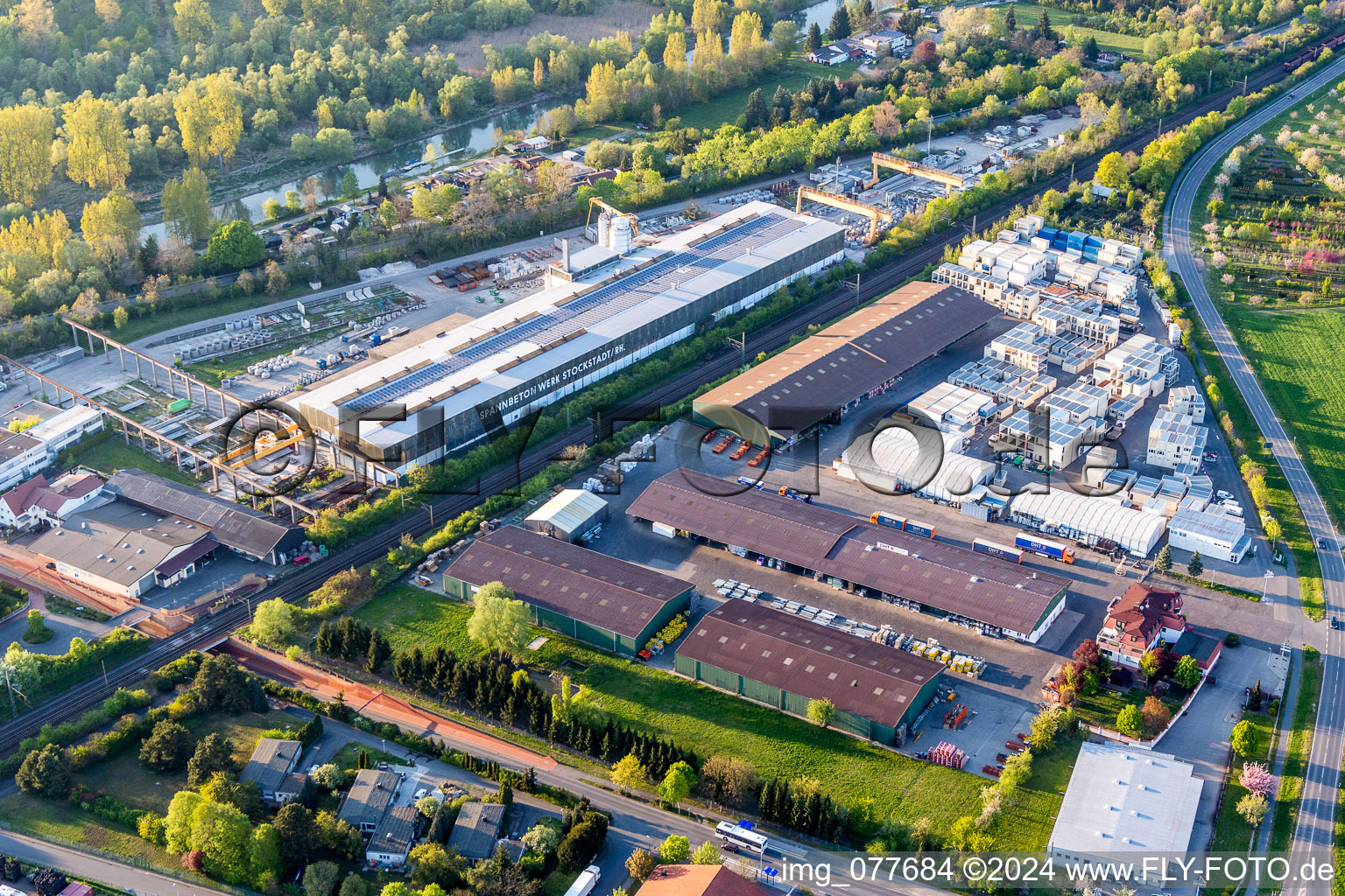 Oblique view of Building and production halls on the premises of Spannbetonwerke Finger Stockstadt GmbH & Co. KG in Stockstadt am Rhein in the state Hesse, Germany