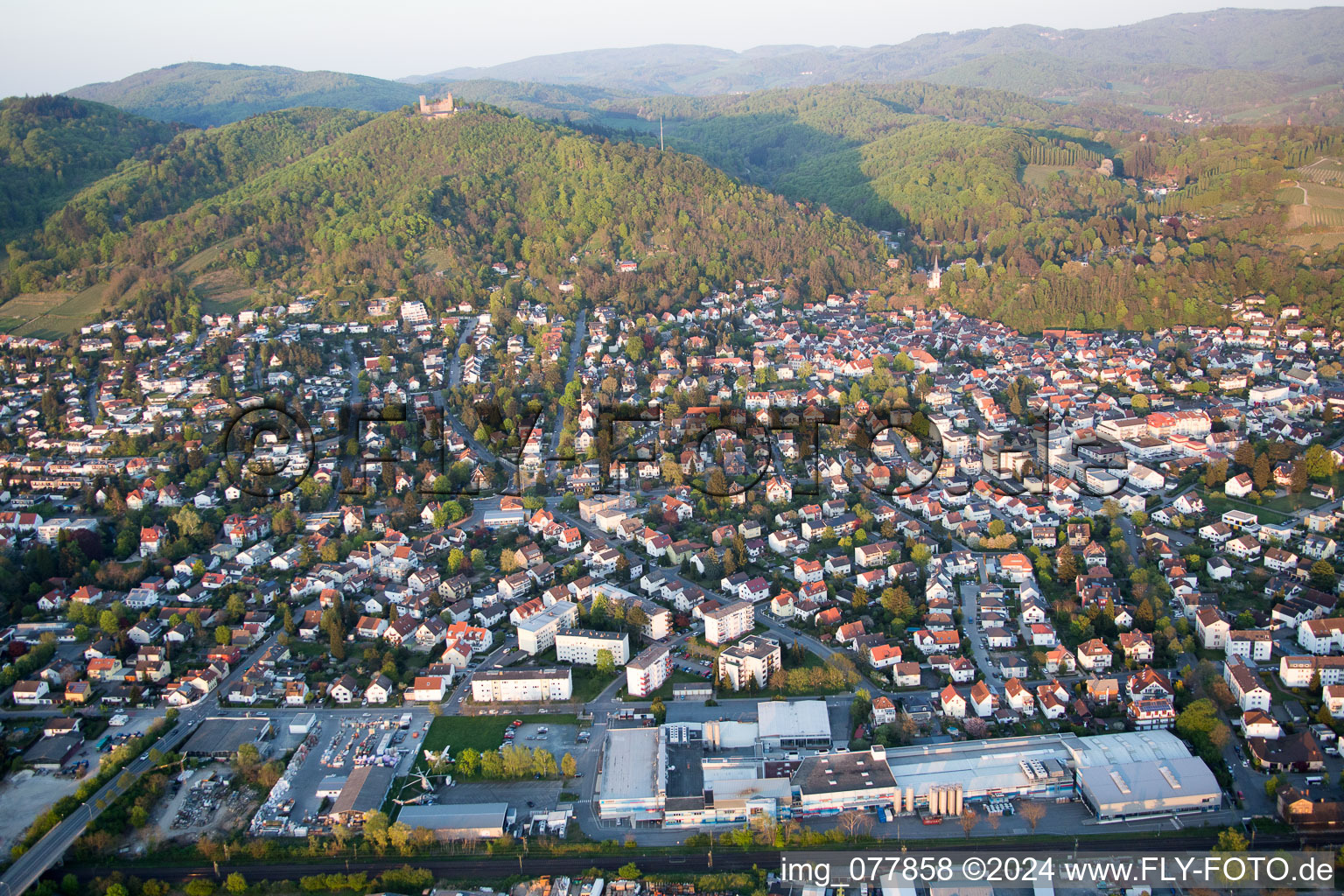 Oblique view of Town View of the streets and houses of the residential areas in the district Auerbach in Bensheim in the state Hesse