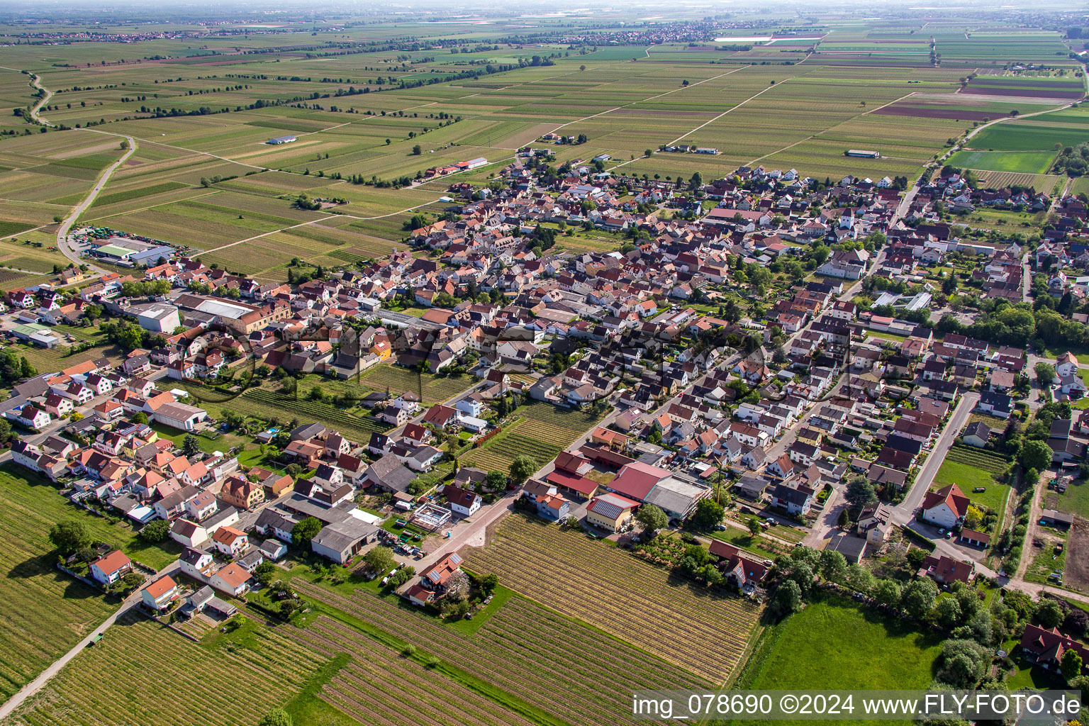 From the southwest in the district Niederkirchen in Niederkirchen bei Deidesheim in the state Rhineland-Palatinate, Germany