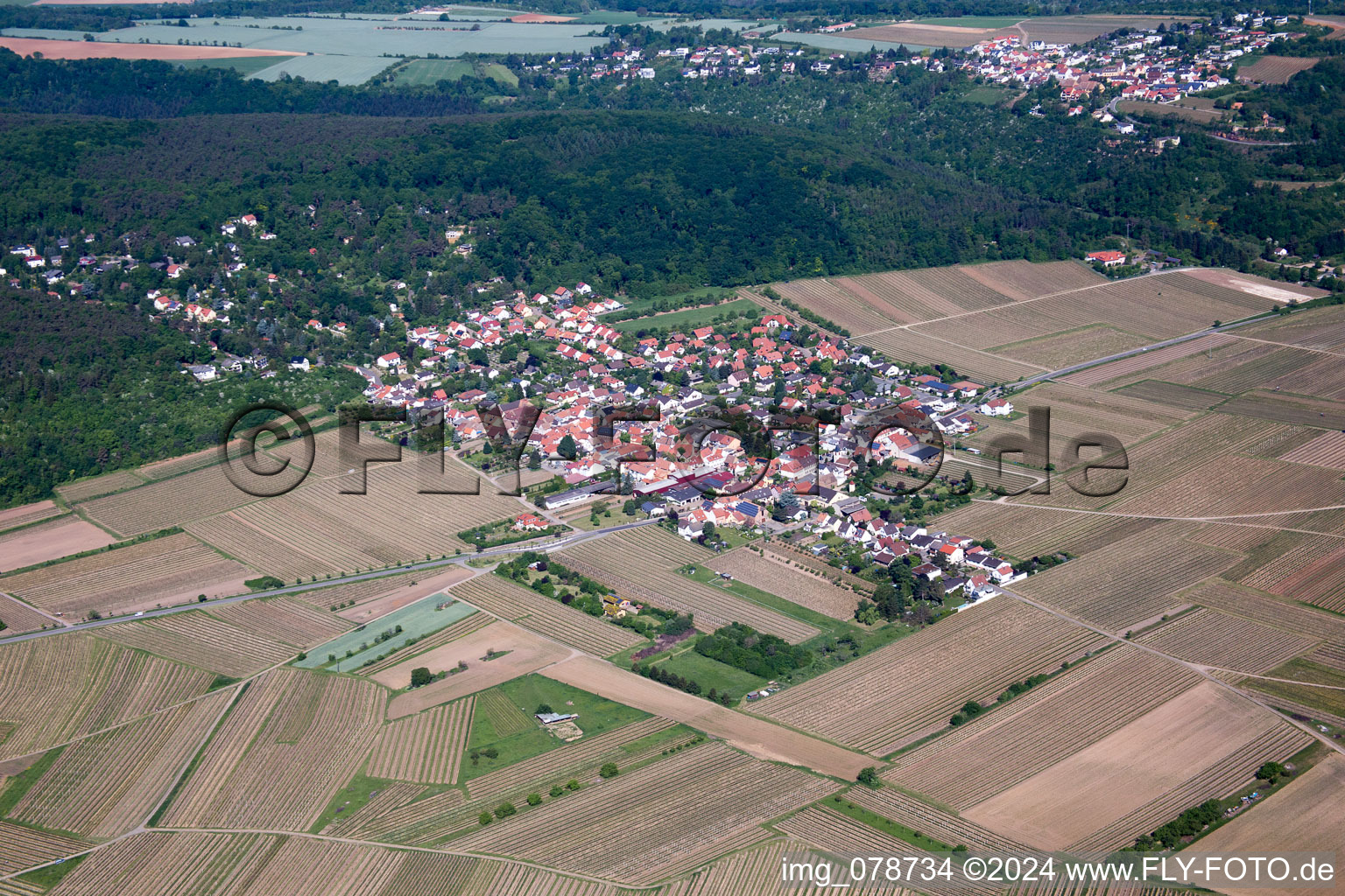 Aerial view of Town View of the streets and houses of the residential areas in the district Am Muenchberg in Bobenheim am Berg in the state Rhineland-Palatinate