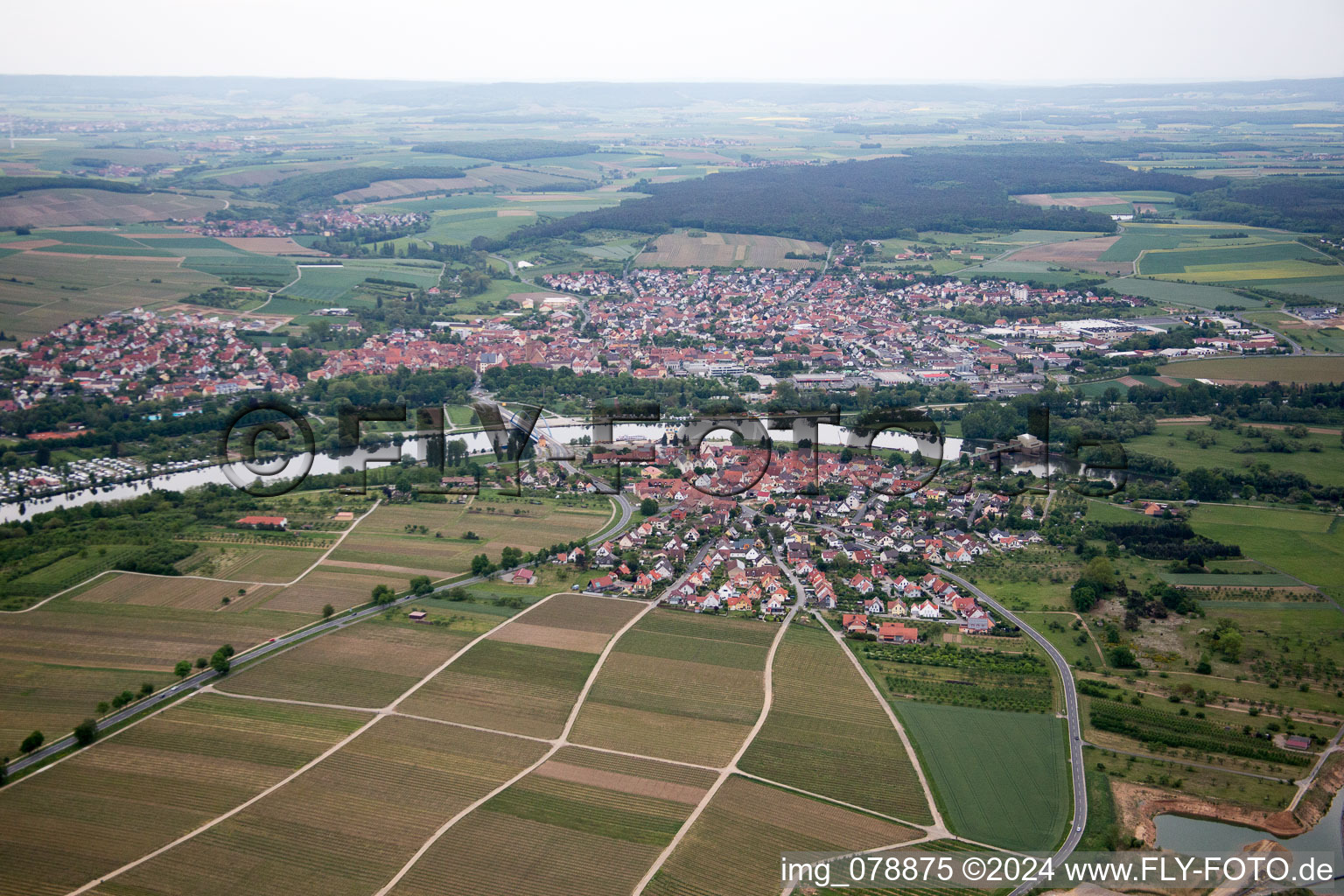 From the west in the district Astheim in Volkach in the state Bavaria, Germany