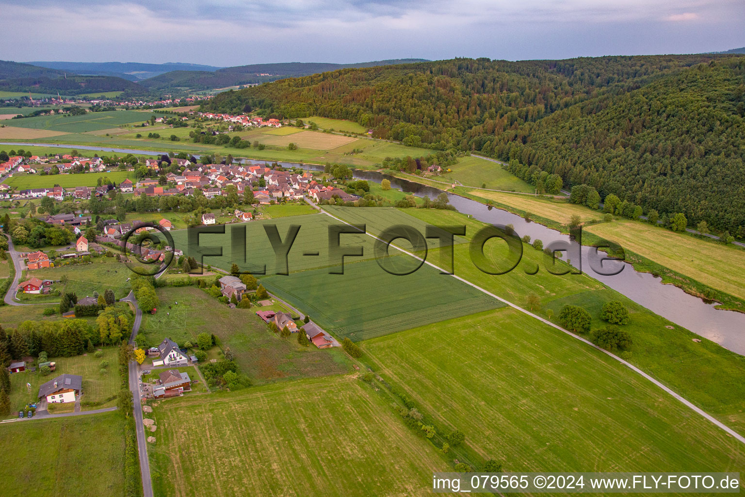 From the west in the district Wahmbeck in Bodenfelde in the state Lower Saxony, Germany