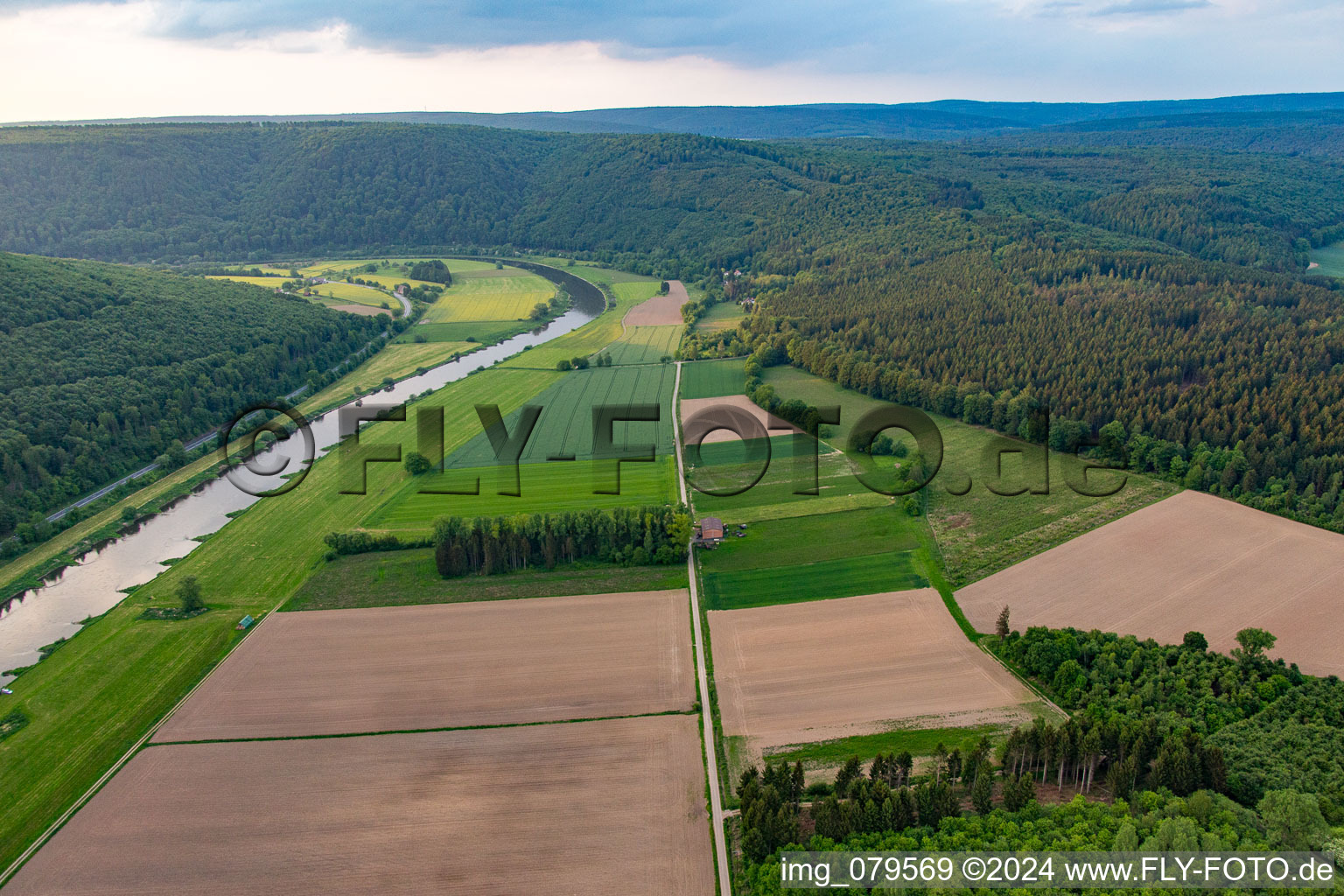 Course of the Weser between Hesse and Lower Saxony in the district Wahmbeck in Bodenfelde in the state Lower Saxony, Germany