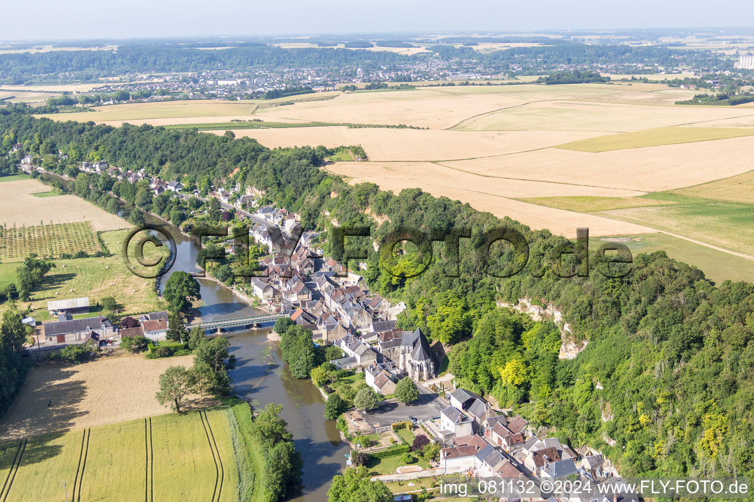 River - bridge construction ueber den Loir in Les Roches-l'Eveque in Centre-Val de Loire, France