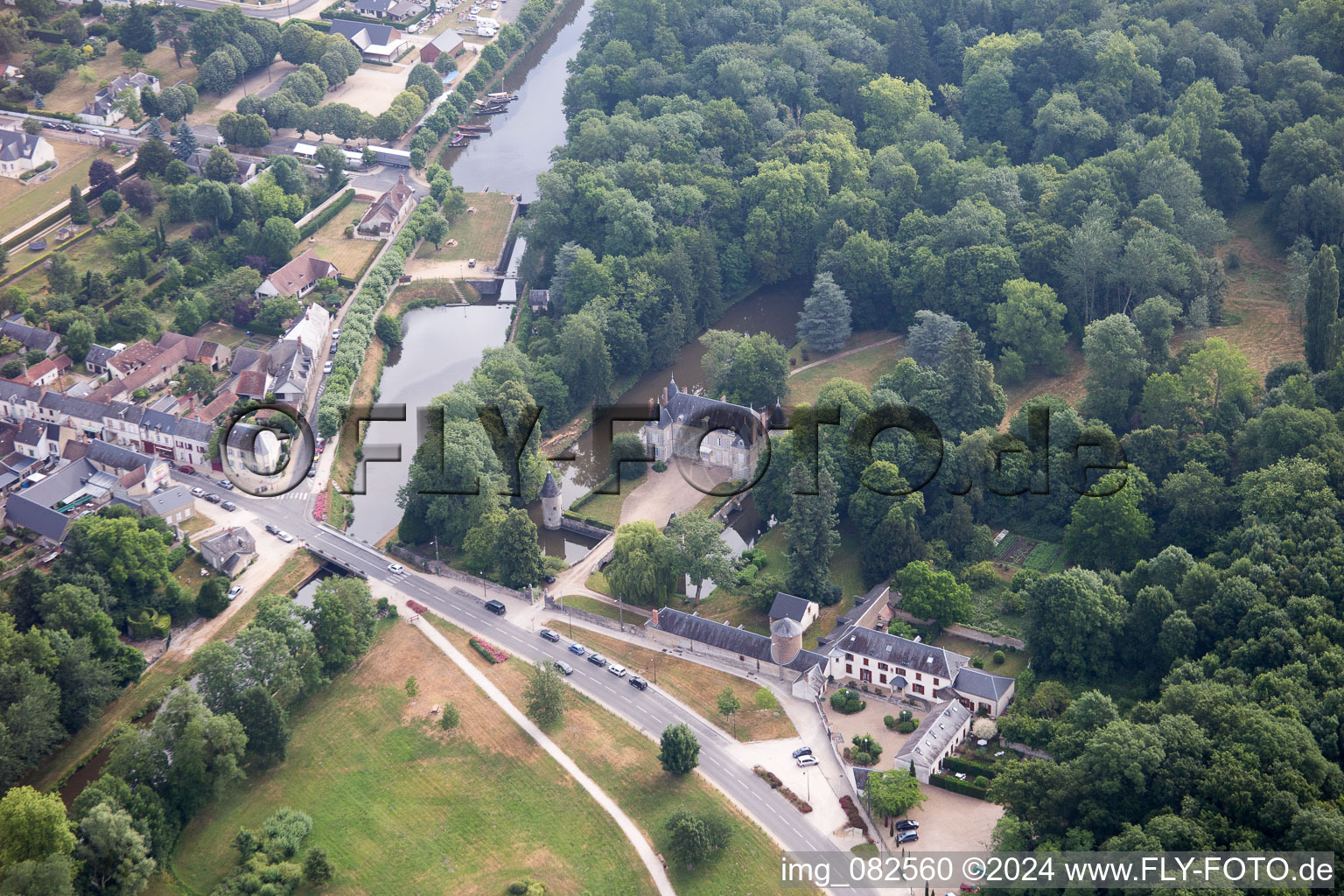 Oblique view of Vitry-aux-Loges in the state Loiret, France