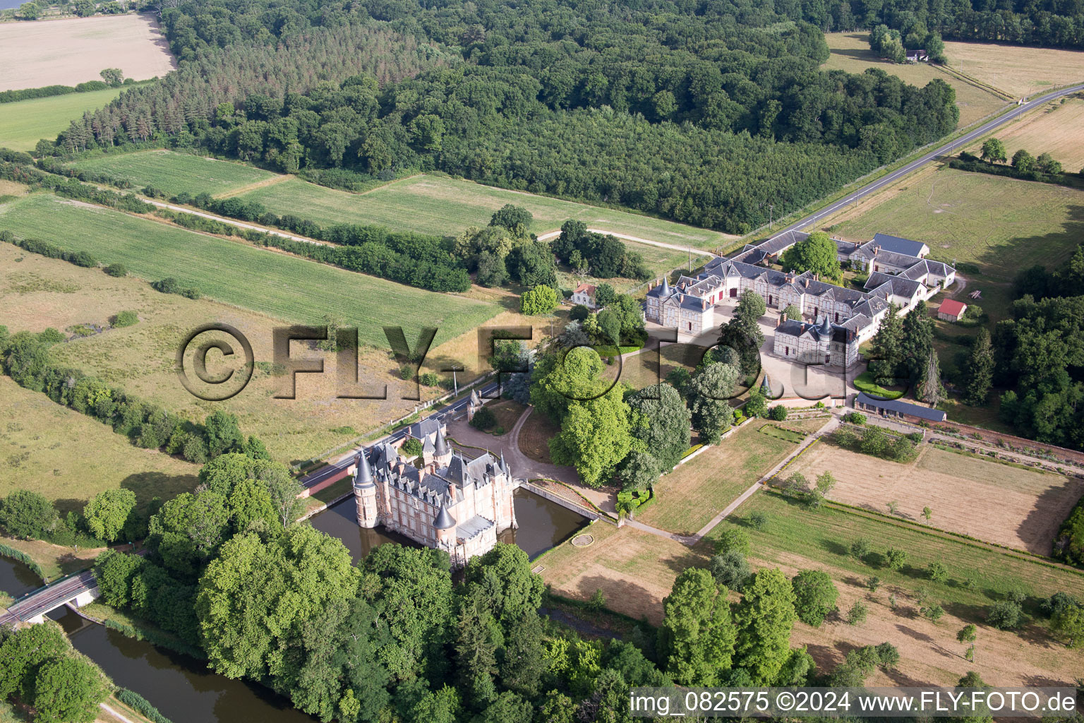 Oblique view of Castle of Combreux in Combreux in the state Loiret, France