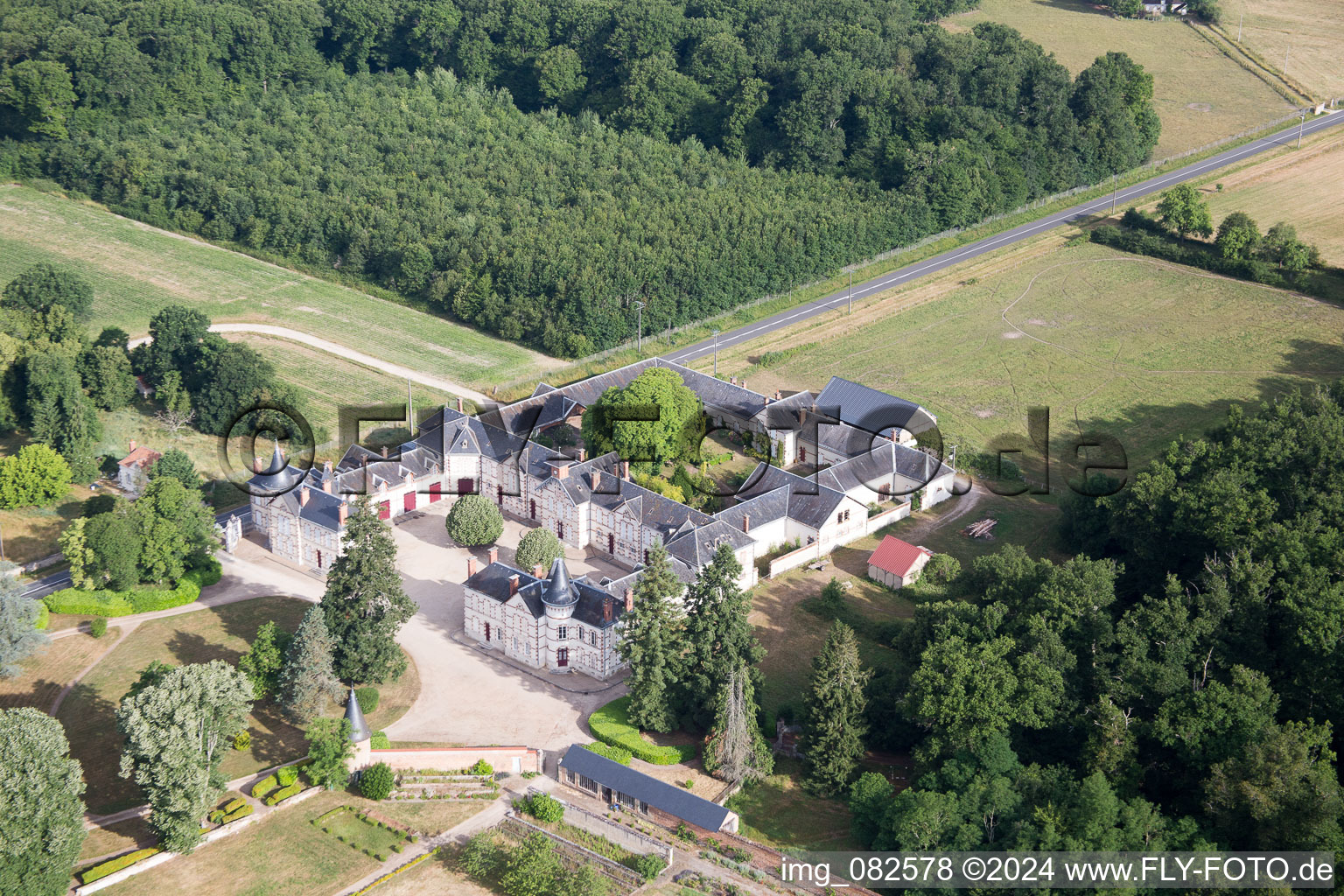 Château de Combreux in Combreux in the state Loiret, France out of the air