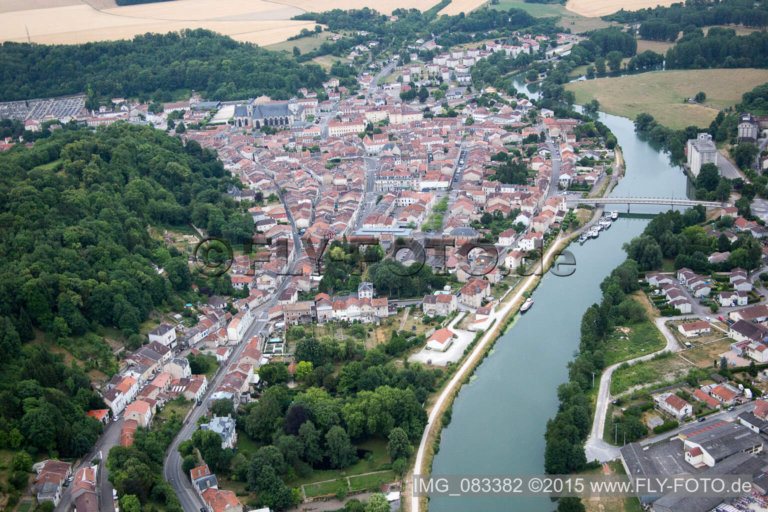 Oblique view of Village on the river bank areas der Meuse in Saint-Mihiel in Grand Est, France