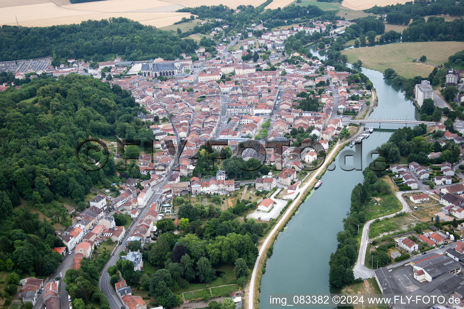 Oblique view of Village on the river bank areas der Meuse in Saint-Mihiel in Grand Est, France