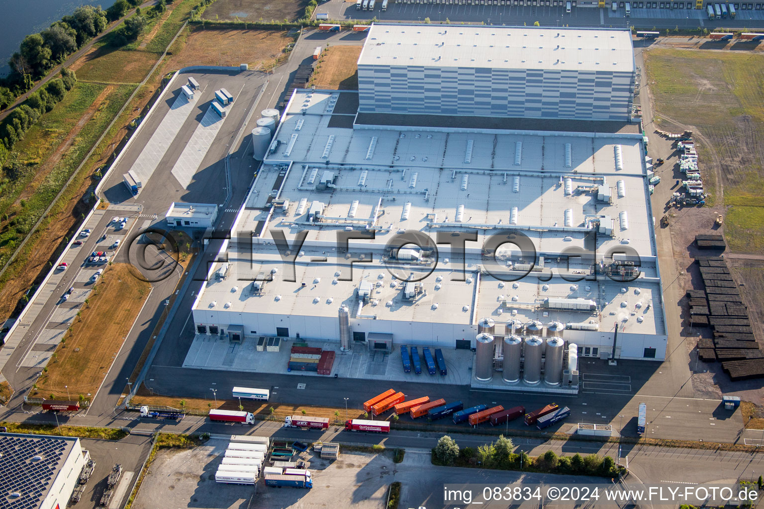 Aerial photograpy of Building and production halls on the premises of Pfaelzer Erfrischungsgetraenke GmbH in Woerth am Rhein in the state Rhineland-Palatinate, Germany