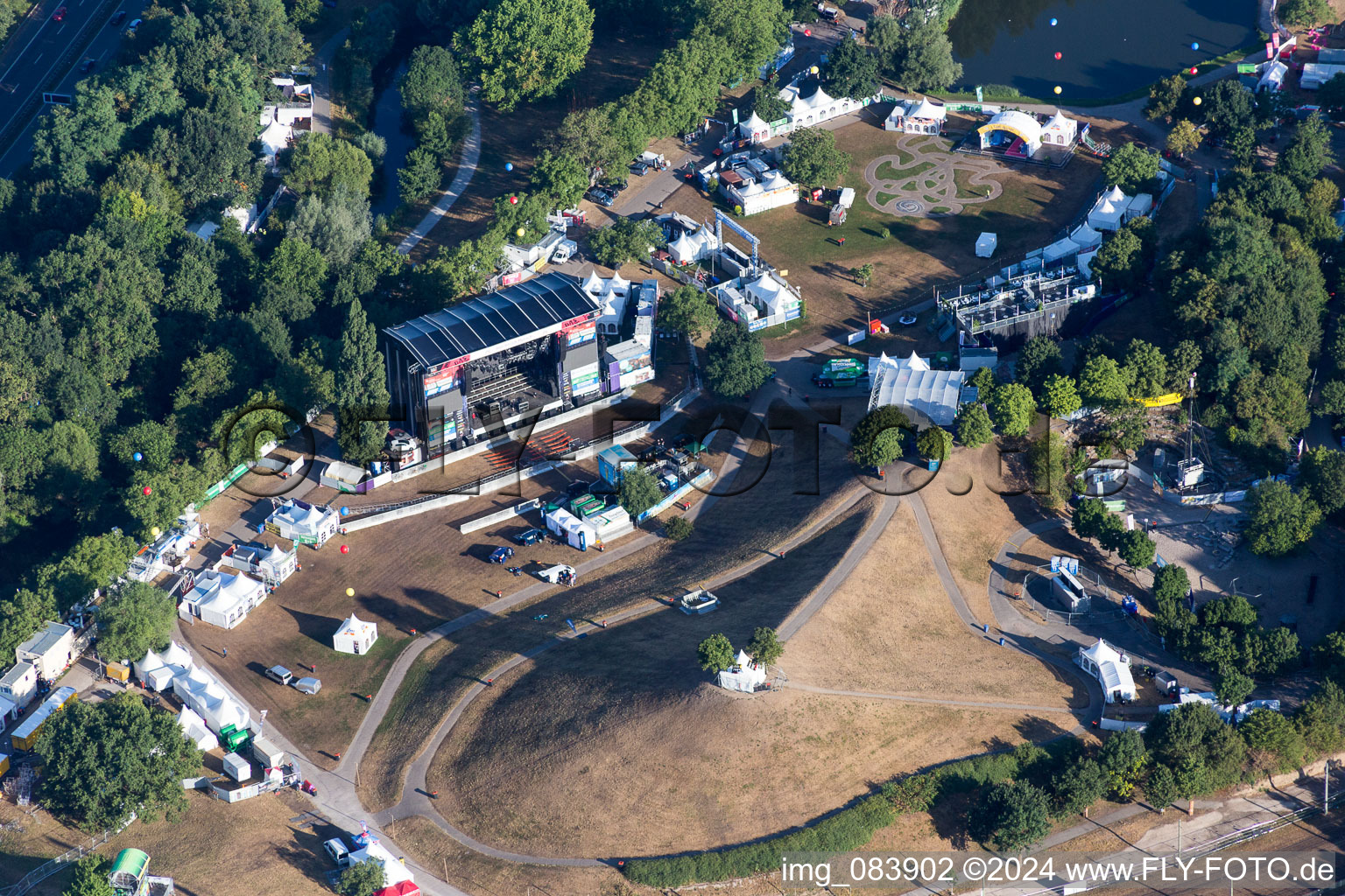 The festival in the Günther Klotz complex in the district Südweststadt in Karlsruhe in the state Baden-Wuerttemberg, Germany seen from above