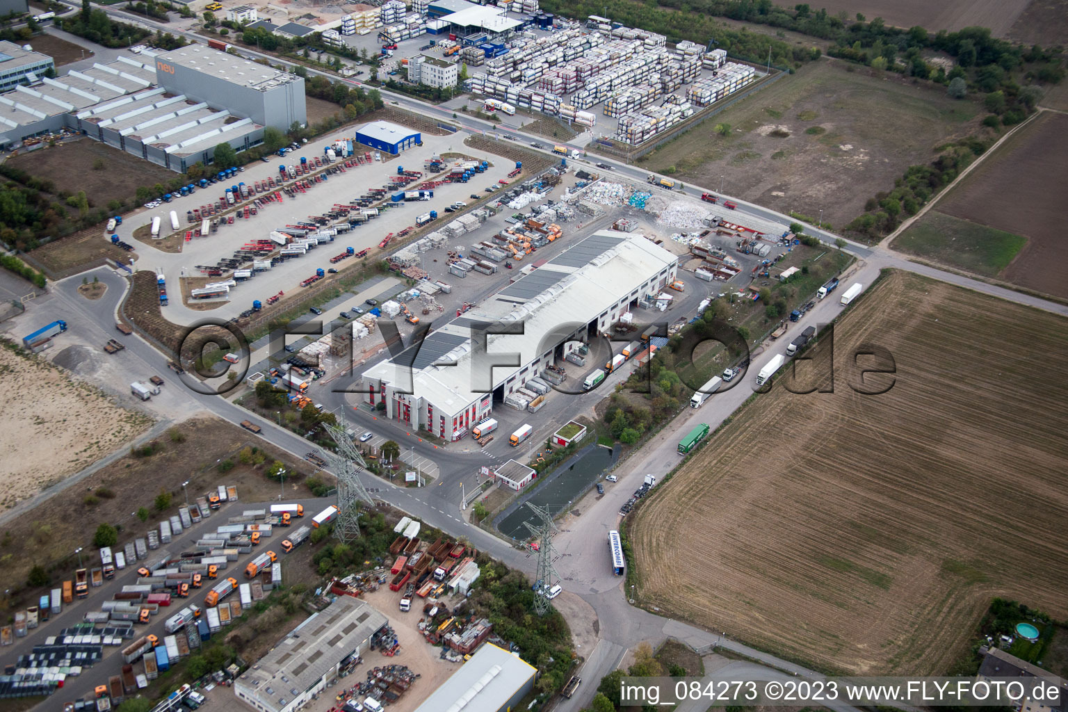 Industrial area Im Langgewan, forwarding company Kube & Kubenz in Worms in the state Rhineland-Palatinate, Germany seen from above