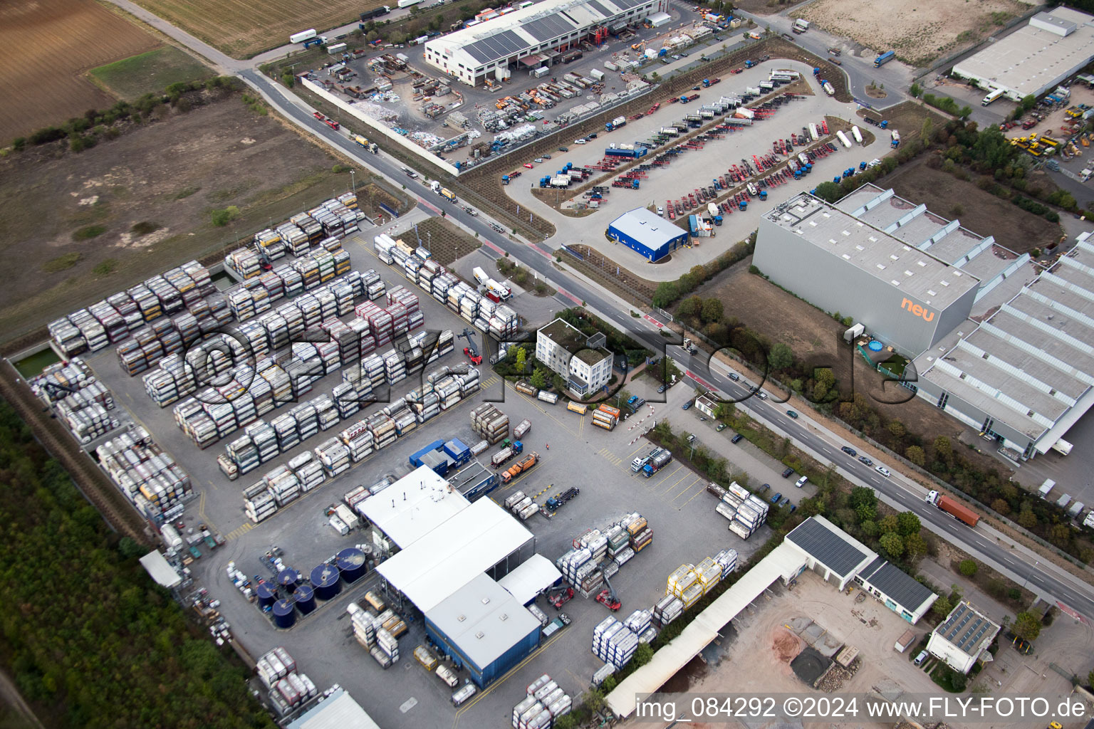 Industrial area Im Langgewan, forwarding company Kube & Kubenz in Worms in the state Rhineland-Palatinate, Germany from above