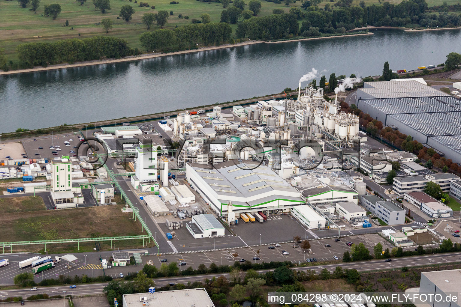 Building and production halls on the premises of the chemical manufacturers Grace GmbH on the river bank of the Rhine in Worms in the state Rhineland-Palatinate, Germany