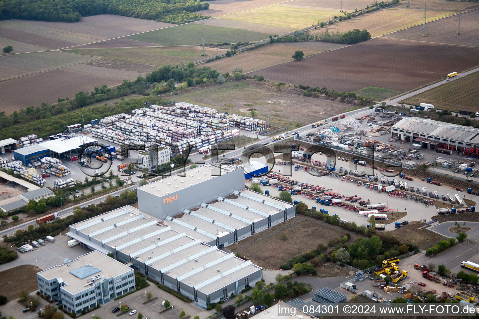 Industrial area Im Langgewan, forwarding company Kube & Kubenz in Worms in the state Rhineland-Palatinate, Germany seen from above