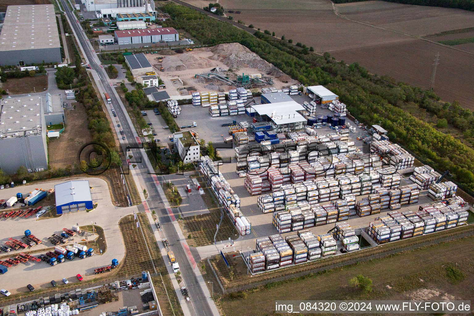 Industrial area Im Langgewan, forwarding company Kube & Kubenz in Worms in the state Rhineland-Palatinate, Germany from above