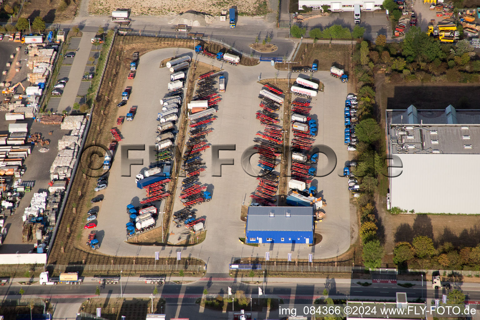 Industrial area Im Langgewan, forwarding company Kube & Kubenz in Worms in the state Rhineland-Palatinate, Germany seen from above