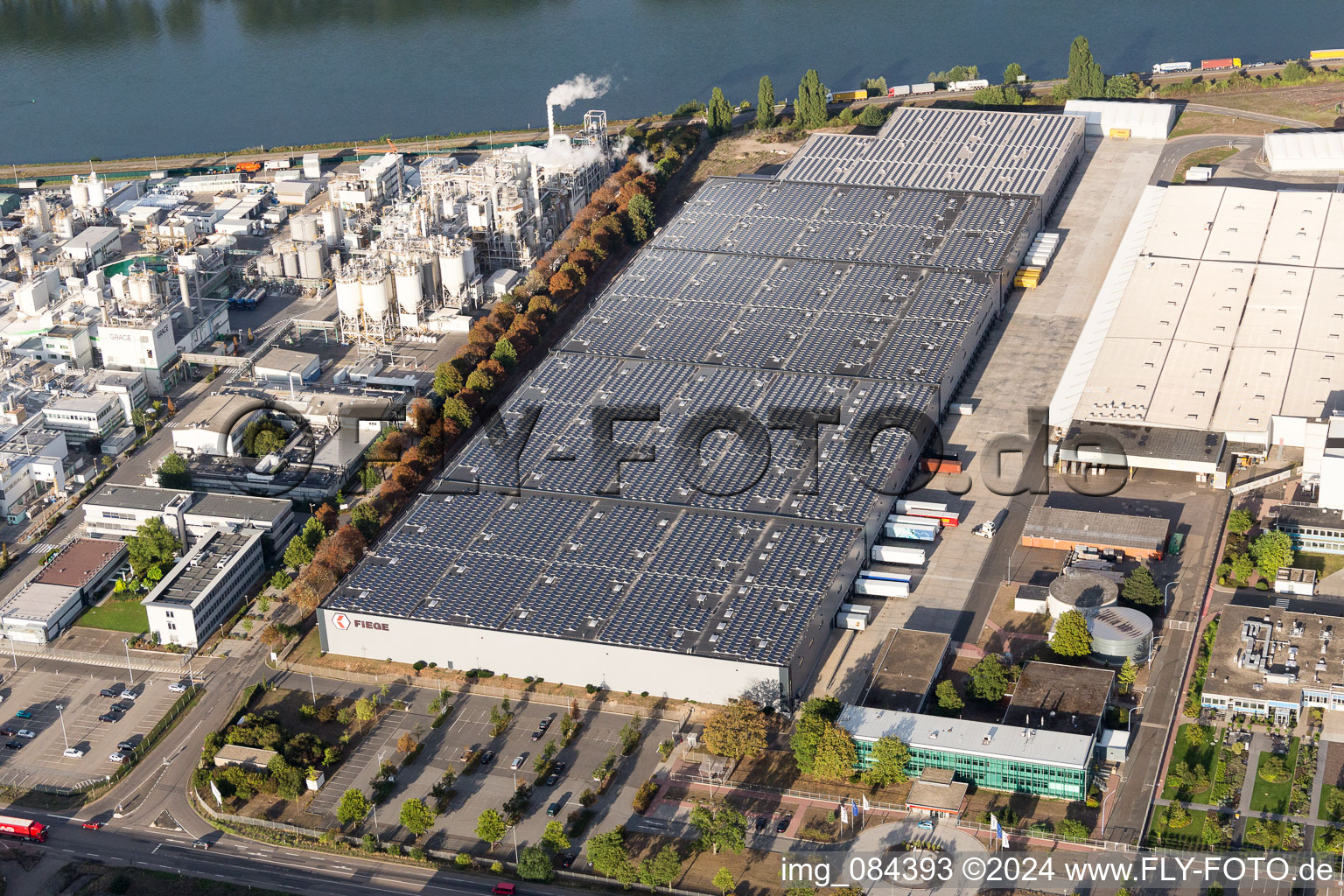 Warehouses and forwarding building of Fiege Logistik Stiftung & Co. KG - Zweignieoflassung VDC Worms in Worms in the state Rhineland-Palatinate, Germany