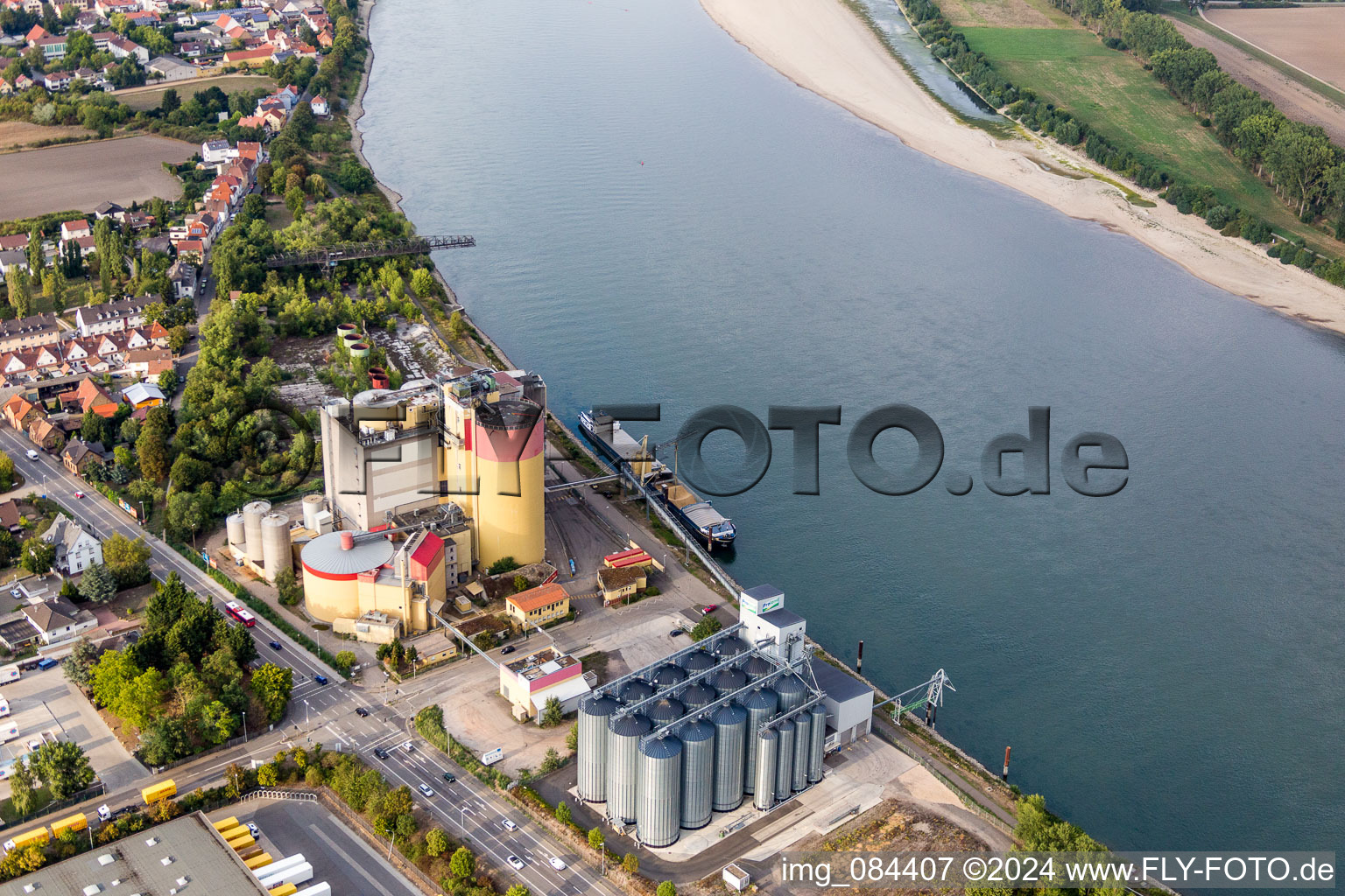 High silo and grain storage with adjacent storage Proland Agrarhandel GmbH on the banks of the Rhine in the district Rheinduerkheim in Worms in the state Rhineland-Palatinate, Germany