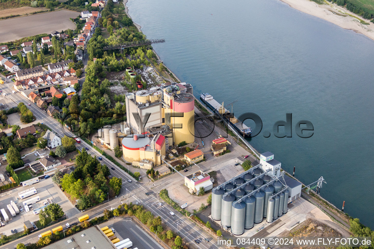 Building and production halls on the premises of the Bamberger Maelzerei Beteiligungs GmbH factory Worms in Rheinduerkheim in the state Rhineland-Palatinate, Germany