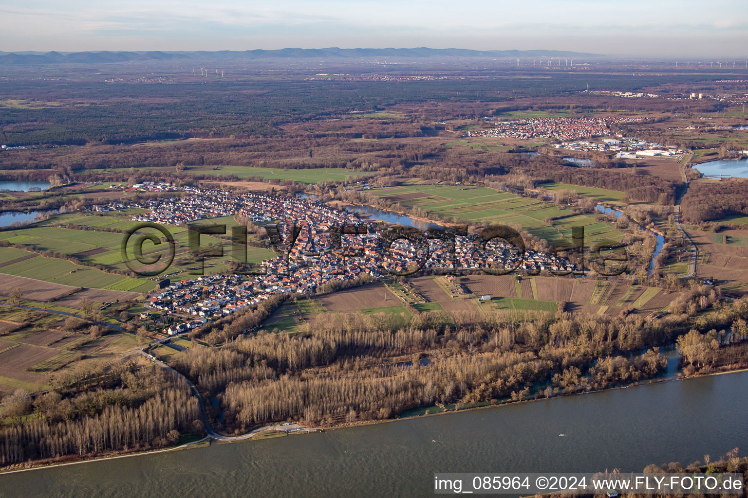 From the southeast in the district Neuburg in Neuburg am Rhein in the state Rhineland-Palatinate, Germany