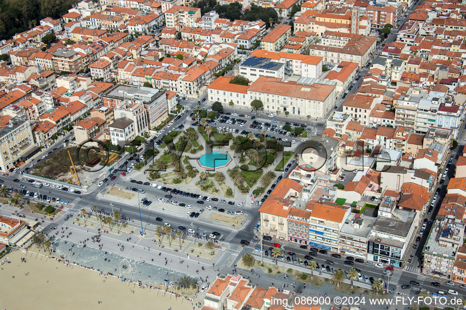 Parc on place Piazza Giuseppe Mazzini on Strandpromenade in the inner city center in Viareggio in Toskana, Italy