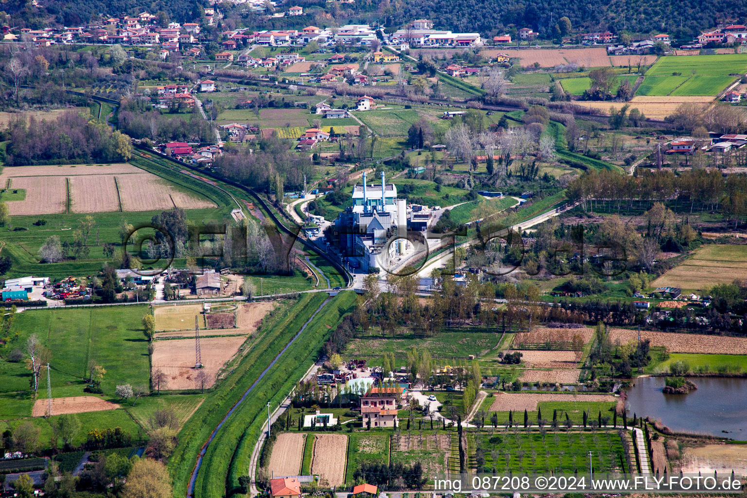 Ship-shaped Building and production halls on the premises of ERSU S.p.a. in Pietrasanta in Toskana, Italy