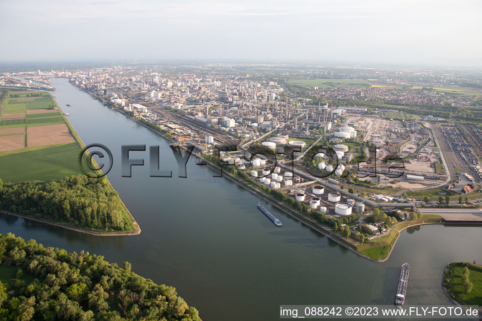 Aerial photograpy of At the Landeshafen Nord in the district BASF in Ludwigshafen am Rhein in the state Rhineland-Palatinate, Germany