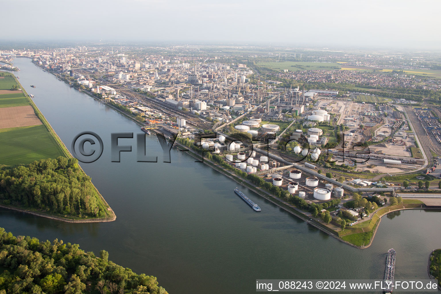 Oblique view of At the Landeshafen Nord in the district BASF in Ludwigshafen am Rhein in the state Rhineland-Palatinate, Germany