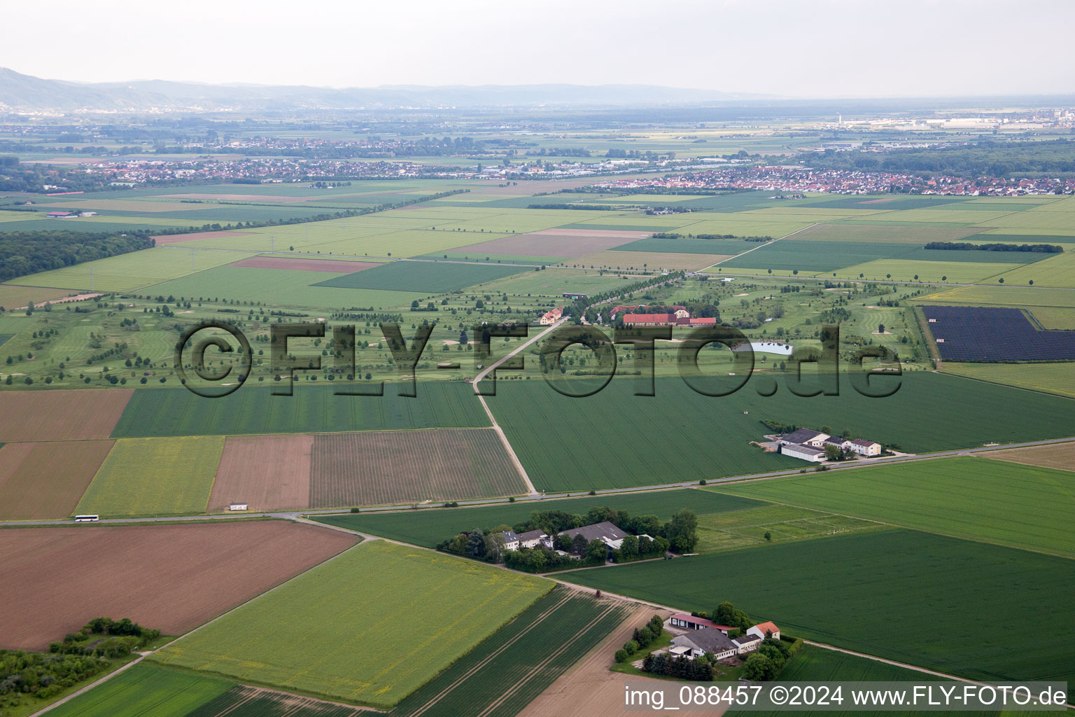 Aerial photograpy of Grounds of the Golf course at Kiawah-Golf-Park Landgut Hof Hayna in the district Leeheim in Riedstadt in the state Hesse