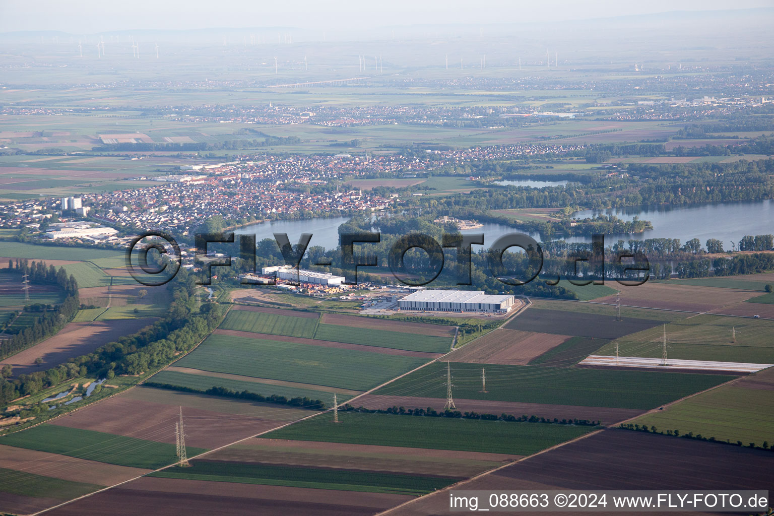 From the south in the district Roxheim in Bobenheim-Roxheim in the state Rhineland-Palatinate, Germany