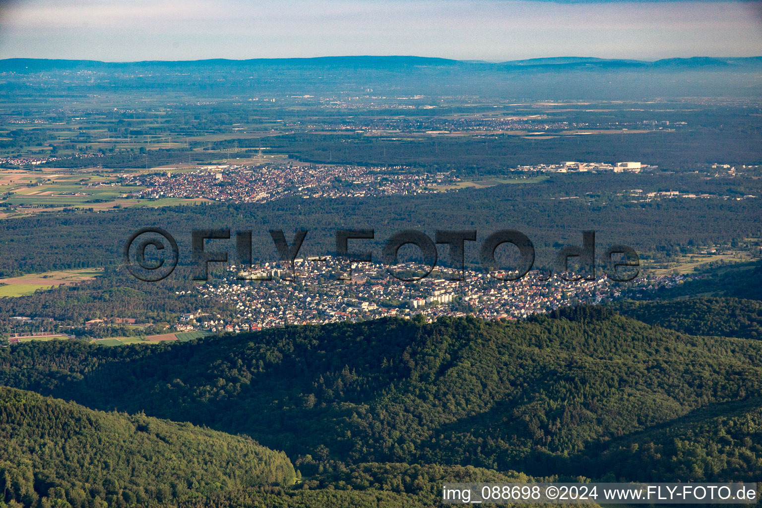 From the southeast in the district Seeheim in Seeheim-Jugenheim in the state Hesse, Germany