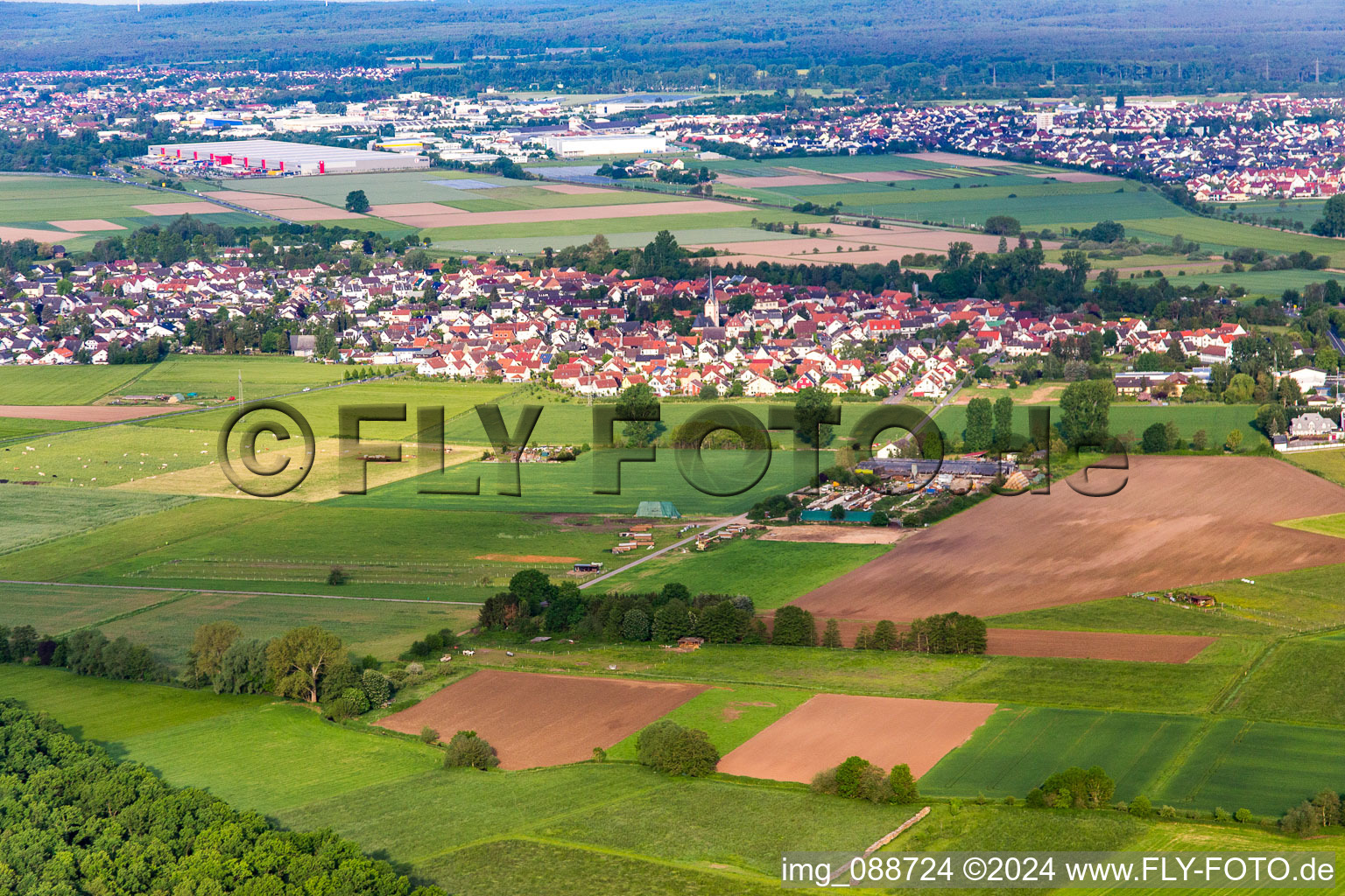 From the west in the district Altheim in Münster in the state Hesse, Germany