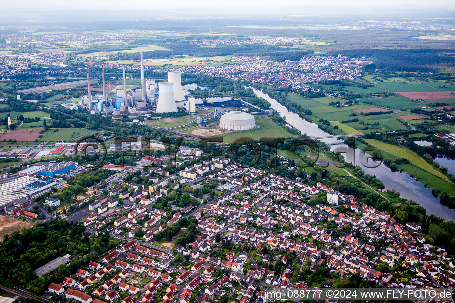 Town on the banks of the river of Main before Kraftwerk Staudinger in the district Grossauheim in Hanau in the state Hesse, Germany