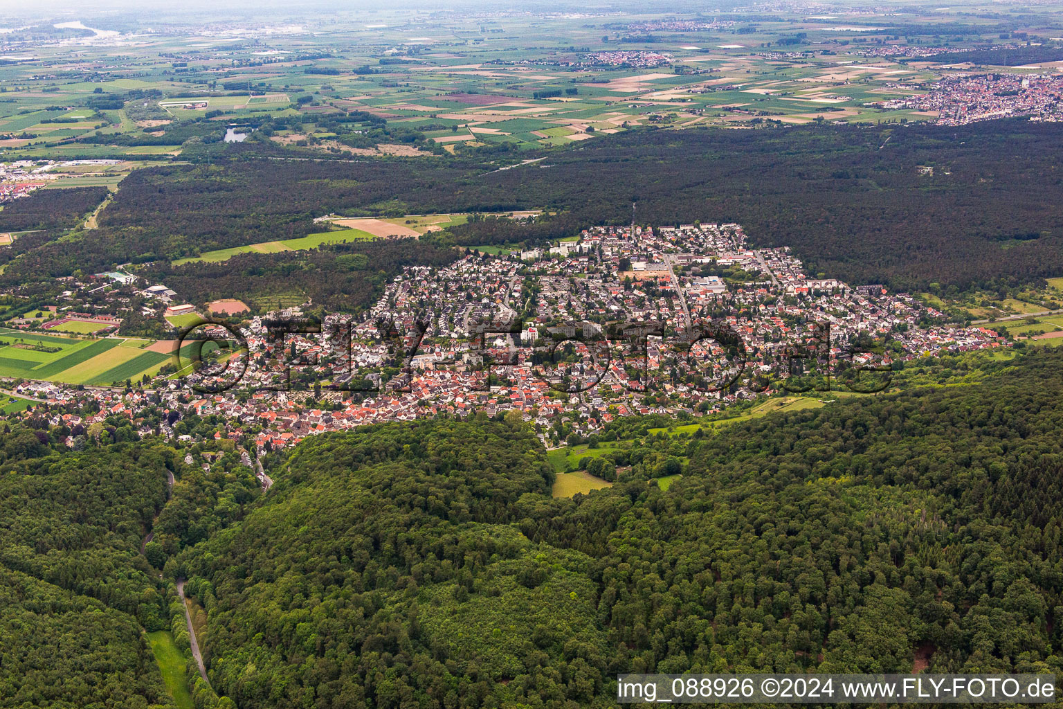 From the east in the district Seeheim in Seeheim-Jugenheim in the state Hesse, Germany