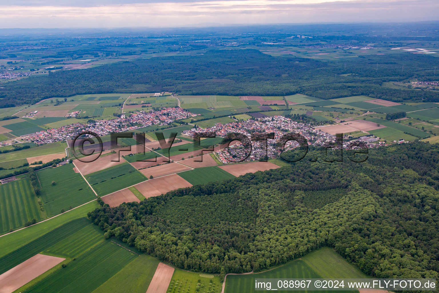 From the east in the district Fehlheim in Bensheim in the state Hesse, Germany