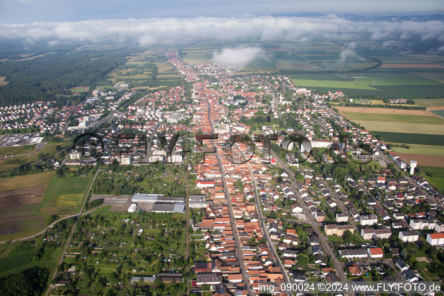 Aerial view of Ortsansicht der langen Rhein-, Haupt und Saarstrasse durch Kandel