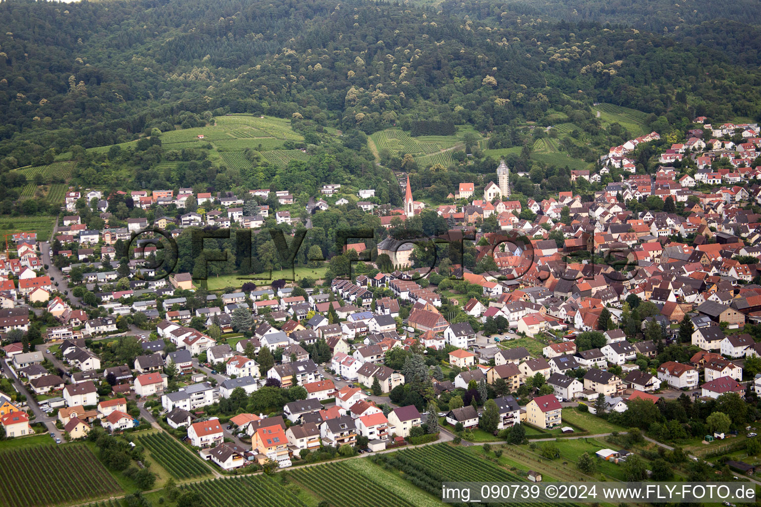 From the northwest in the district Leutershausen in Hirschberg an der Bergstraße in the state Baden-Wuerttemberg, Germany